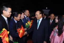 Primer ministro de Vietnam se reúne con comunidad coterránea en Myanmar