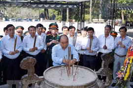 Honra primer ministro de Vietnam a mártires de guerra 