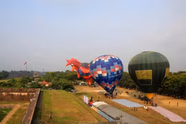 Gozan turistas de oportunidad de contemplar ciudad de Hue desde globos 
