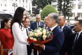 Presidente de la Cámara Baja de Kazajstán visita Universidad de Hanoi