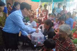Conceden donaciones a vietnamitas residentes en Camboya