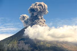 Entra nuevamente en erupción volcán Agung de Indonesia 