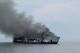 Cuatro muertos y más de 30 desaparecidos tras incendio de ferry en Indonesia