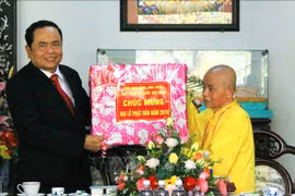 Dirigentes vietnamitas felicitan a monjes y seguidores budistas por cumpleaños de Buda