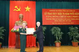 Exdirigente partidista de Vietnam recibe insignia por 70 años de militancia en Partido
