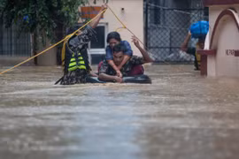 Salvan a turistas vietnamitas atascados por inundaciones en Nepal 