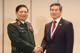 Ministro de Defensa de Vietnam cumple amplio programa de encuentros en Singapur