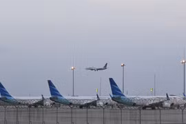 Reanudan Indonesia servicios de transporte aéreo