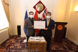 Entregan miles de mascarillas antibacterianas a vietnamitas residentes en el Reino Unido
