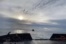 Vietnam rescata carguero de Rusia accidentado en el mar 