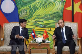 Primeros ministros de Vietnam y Laos discuten orientaciones estratégicas en desarrollo de nexos bilaterales