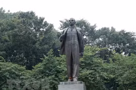 Dirigentes partidistas y estatales de Vietnam rinden tributo a Lenin en Hanoi