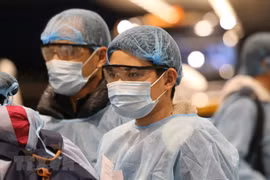 Llegan a Vietnam 30 ciudadanos repatriados desde China por nuevo coronavirus