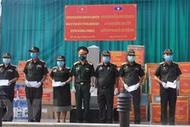 Unidades militares de Vietnam donan suministros médicos a localidades laosianas
