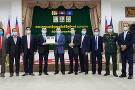 Vietnam dona equipos médicos a Camboya para lucha contra el COVID-19