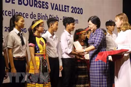 Estudiantes y maestros vietnamitas se benefician de becas Vallet