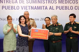 Ministerio de Defensa de Vietnam dona materiales médicos a Cuba