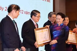 Otorgan Orden del Trabajo y Certificado de Mérito por aportes al Parlamento de Vietnam