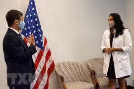 Hanoi entrega dos toneladas de mascarillas para apoyar a Nueva York en combate contra COVID-19