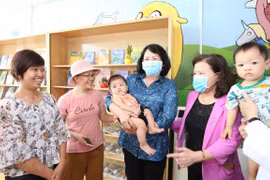 Vicepresidenta de Vietnam visita a niños con cáncer en Hospital K 