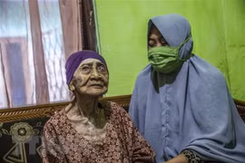 Mujer indonesia de 100 años se recupera de COVID-19
