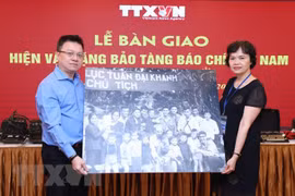 VNA entrega objetos y fotos originales al Museo de la Prensa de Vietnam