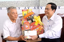 Obsequian dirigentes vietnamitas regalos del Tet a personas desfavorecidas