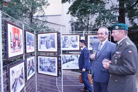 Exposición fotográfica conmemora Día Nacional de Vietnam en Praga