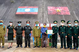 Guardia fronteriza vietnamita felicita a sus homólogos laosianos en ocasión del festival Bunpimay