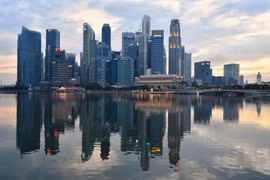 PIB de Singapur muestra señales más positivas gracias a flexibilidad de restricciones 