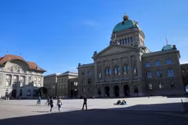 Misión diplomática de Vietnam en Suiza asiste a compatriotas ante COVID-19