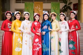 Fiesta de túnica tradicional vietnamita Ao dai en Hanoi
