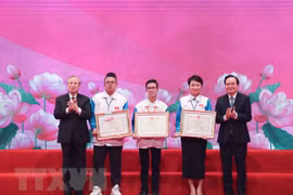 Exaltan el ejemplo de los estudiantes más sobresalientes de Vietnam en 2020