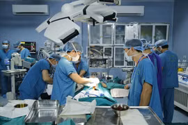 Realizan con éxito por primera vez en Vietnam trasplantes de intestino de donantes vivos