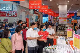 Examinan suministro de productos de necesidad en Vietnam 