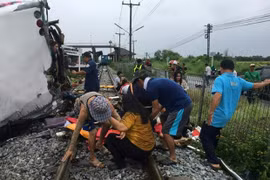 Al menos 17 muertos en colisión de tren y autobús en Tailandia