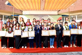 Destacan en Hanoi a estudiantes sobresalientes de minorías étnicas
