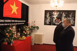 Rinden tributo póstumo a Le Kha Phieu en Argelia y Eslovaquia