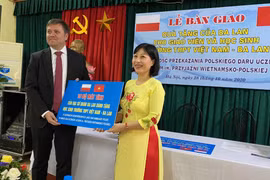 Embajada de Polonia entrega computadoras a una escuela en Hanoi