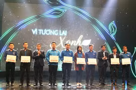 Apoyan a estudiantes en condiciones difíciles en región central de Vietnam