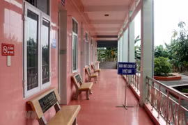 Vietnamita infectado por COVID-19 tras atender a turistas extranjeros