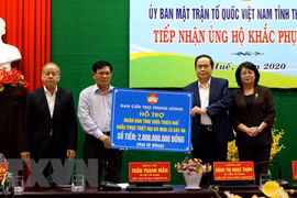 Entregan paquetes de ayuda a vietnamitas afectados por inundaciones