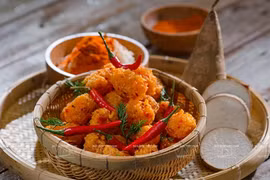 Frituras picantes de yuca, comida callejera favorita de Ciudad Ho Chi Minh