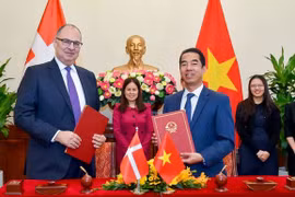 Vietnam y Dinamarca firman Acuerdo sobre asuntos laborales de familiares de miembros de diplomáticos