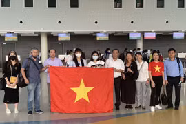 Regresan a casa ciudadanos vietnamitas varados en África y Europa por coronavirus