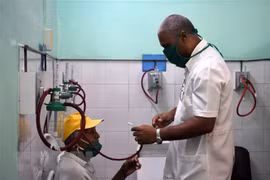 Entrega empresa vietnamita donación a médicos cubanos