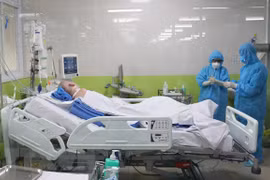 Los pulmones del paciente más crítico de COVID-19 en Vietnam se recuperan en un 50 por ciento