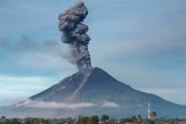 Indonesia: Miles de evacuados por erupción de volcán Ili Lewotolok