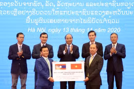 Vietnam dona mil toneladas de arroz a Laos para superar secuelas provocadas por desastres naturales