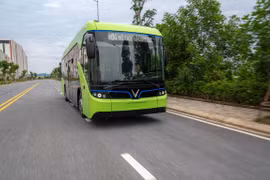 Realizan prueba del primer modelo de autobús eléctrico en Vietnam